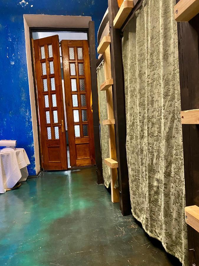 Communication Hostel 巴统 外观 照片