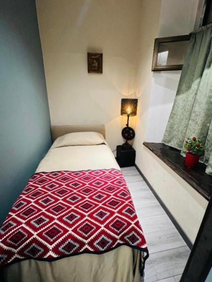 Communication Hostel 巴统 外观 照片