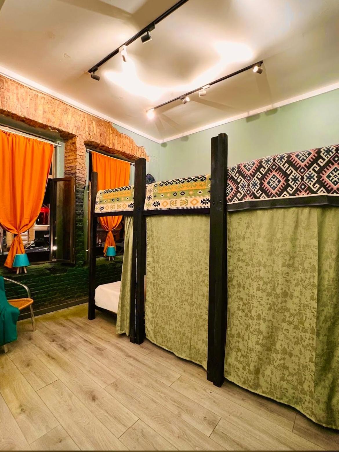 Communication Hostel 巴统 外观 照片